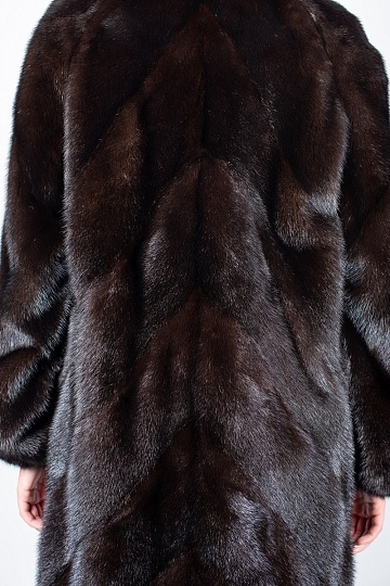 Пальто из меха норки с капюшоном, диагональная раскладка меха (100)